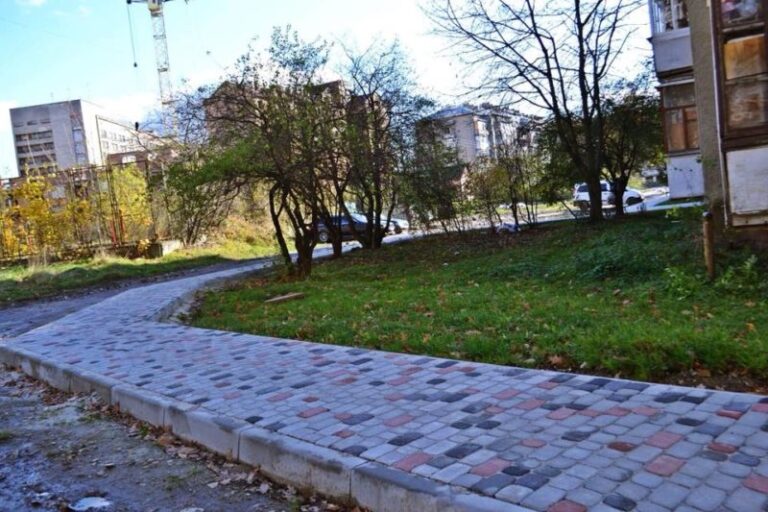 На Мазепи облаштували пішохідні доріжки (ФОТО)