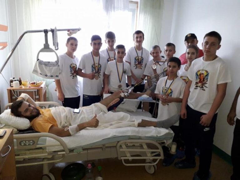 Юні боксери з прифронтових міст відвідали поранених прикарпатських атовців (ФОТО)
