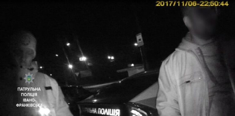 Франківські патрульні спіймали таксиста, який побив та викинув з автівки пасажирів