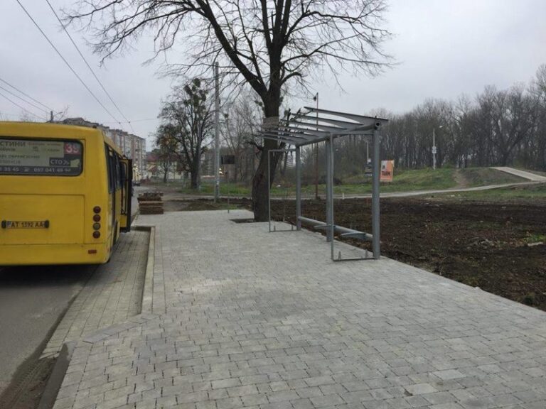 Багатостраждальну зупинку на Пасічній нарешті впорядували (ФОТОФАКТ)