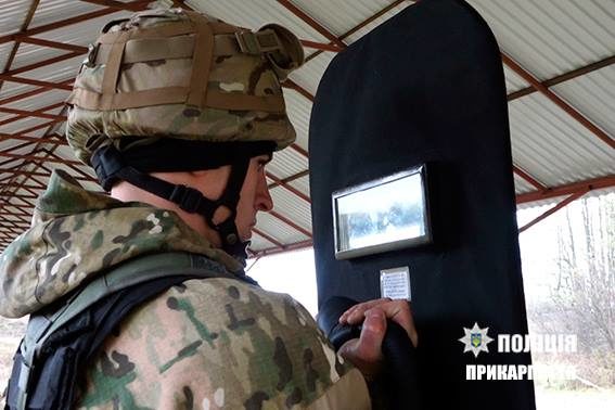 Мерія Івано-Франківська подарувала правоохоронцям броньований щит (ФОТО)