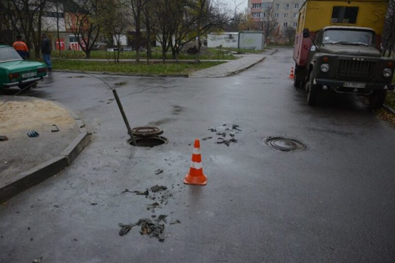 Комунальники показали, до чого франківці довели одну з каналізацій міста (ФОТО)
