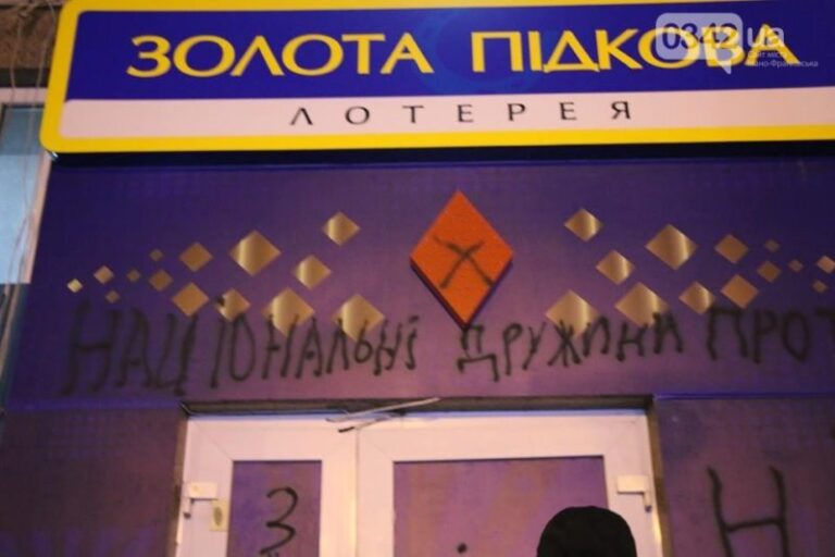 У Франківську “накрили” підпільний заклад з гральними автоматами (ФОТО)