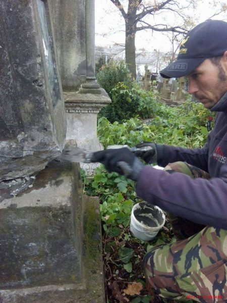 На старому цвинтарі Калуша відновили надгробок відомого майстра дзвонів (ФОТО)