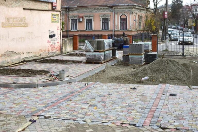 Поблизу франківського університету замінюють бруківку (ФОТО)