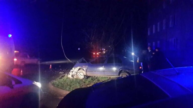 В ніч на неділю п’яний водій зніс стовп на Набережній (ФОТО)