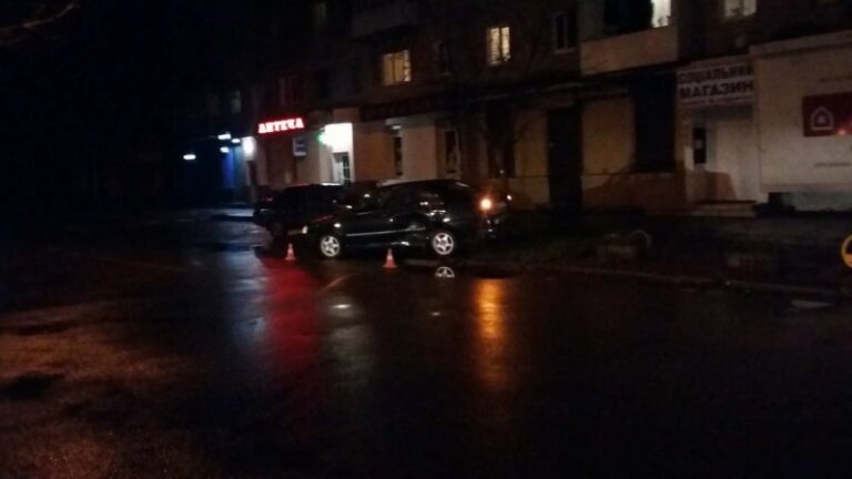 На перетині Довгої-Бельведерської не розминулися дві машини (ФОТО)