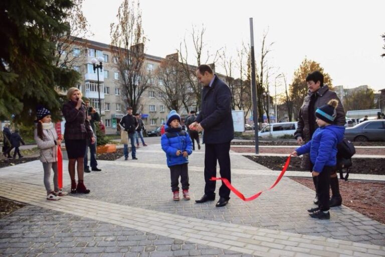 Сучасний сквер на Галицькій офіційно відкрили (ФОТО)
