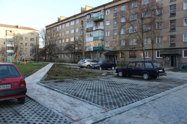 Двір на вулиці Пулюя доводять до ладу (ФОТО)