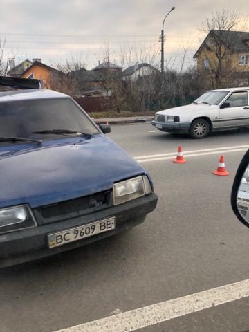 На Надрічній водій “Сітроена” пошкодив ВАЗ і втік (ФОТО)