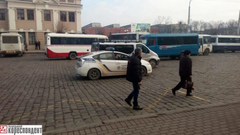 У Франківську патрульні вчать пішоходів правильно переходити дорогу (ФОТО, ВІДЕО)