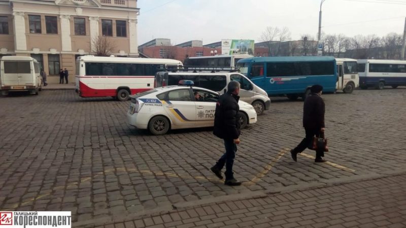 У Франківську патрульні вчать пішоходів правильно переходити дорогу (ФОТО, ВІДЕО)