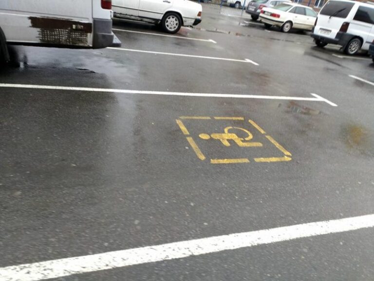 Патрульна поліція показала, як водії створюють труднощі для людей з інвалідністю (ВІДЕО)