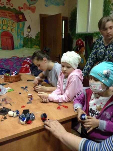 Маленькі онкохворі прикарпатці майстрували пташенят із ниток (ФОТО)