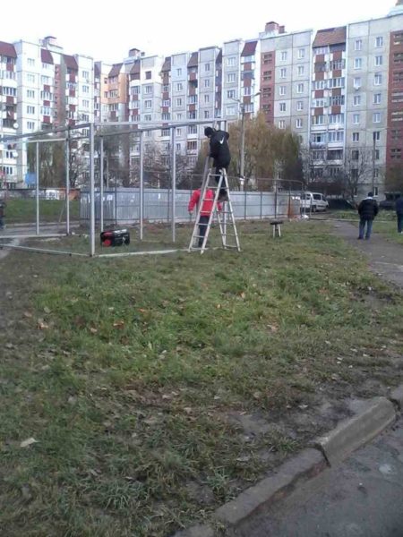 Біля смітників у дворі на Івана-Павла ІІ встановлюють МАФ, мешканці кажуть про підробку їхньої згоди (ФОТОФАКТ)
