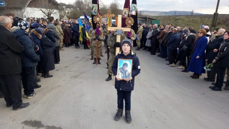 20-річного атовця з Прикарпаття поховали у рідному селі (ФОТО)
