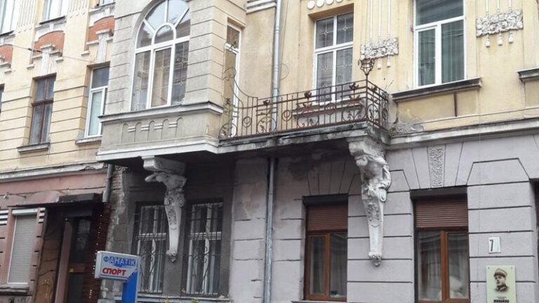 Унікальне 111-річне вікно будинку на Курбаса замінили на пластикове (ФОТО)