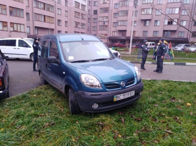 Муніципальна варта нагадує, що вміє штрафувати за паркування водіїв на газонах (ФОТОФАКТ)