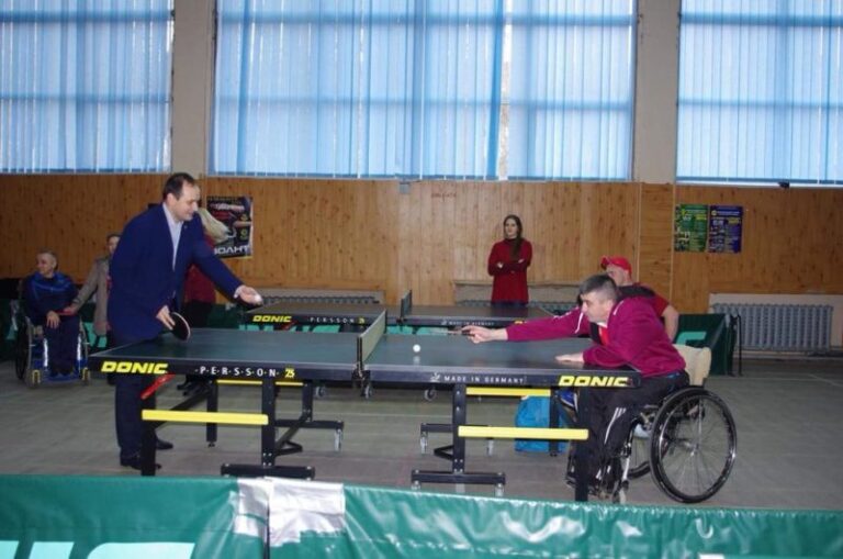 Учасник Паралімпіади зіграв у настільний теніс із мером Франківська (ФОТО)