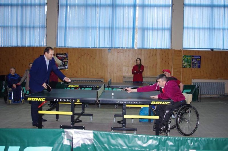 Учасник Паралімпіади зіграв у настільний теніс із мером Франківська (ФОТО)