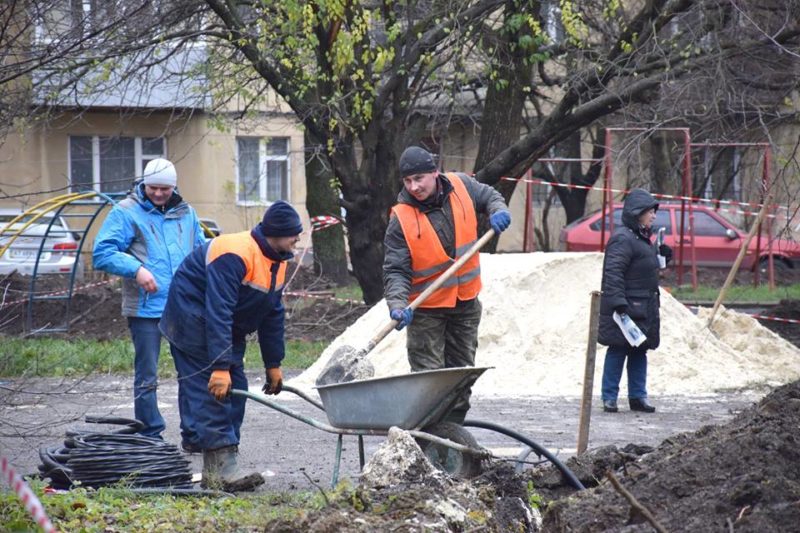 Освітлення у кожен двір, – на Василіянок та Галицькій встановлюють 16 ліхтарів (ФОТО)