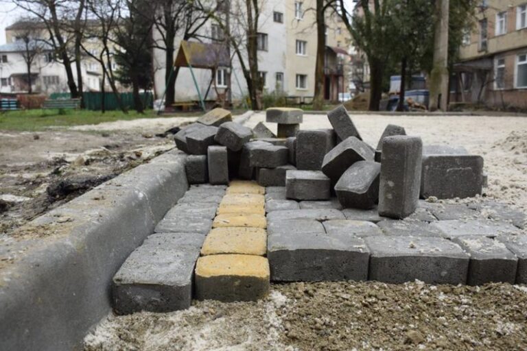 Двір на вулиці Пулюя активно ремонтують (ФОТО)