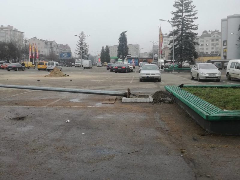 Купа сміття та повалений ліхтар: франківці обурюються тим, що залишив після себе цирк “Кобзов” (ФОТО)