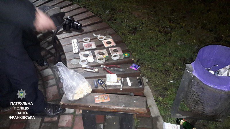 В Івано-Франківську патрульні “на гарячому” затримали злодія, який крав освітлення у дворах