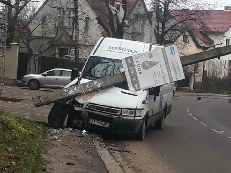 На Матейка водій мікроавтобуса зніс електричну опору (ФОТО, ОНОВЛЕНО)