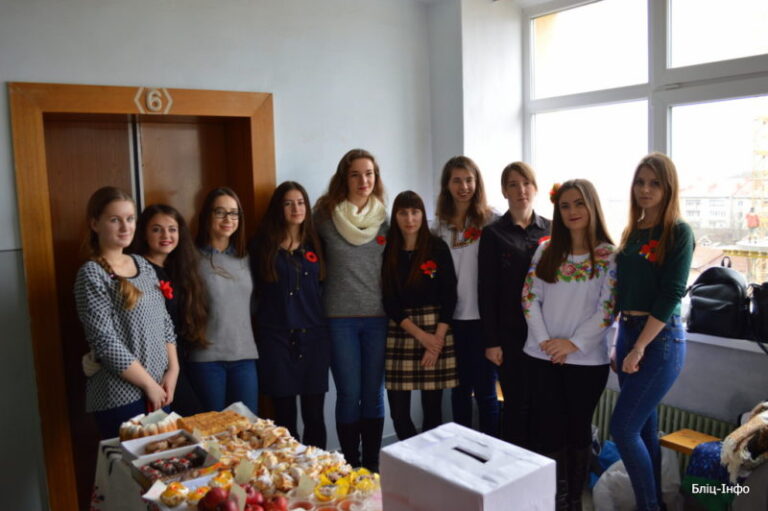 У Франківську влаштували благодійний ярмарок, щоб допомогти Миколаю (ФОТО)