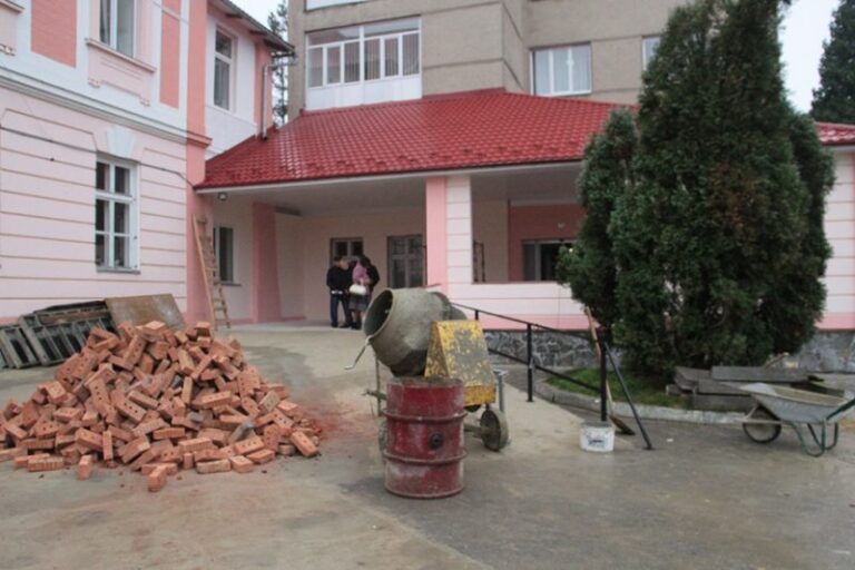 У Коломиї відремонтували відділення лікарні й доводять до ладу приймальний покій (ФОТО)