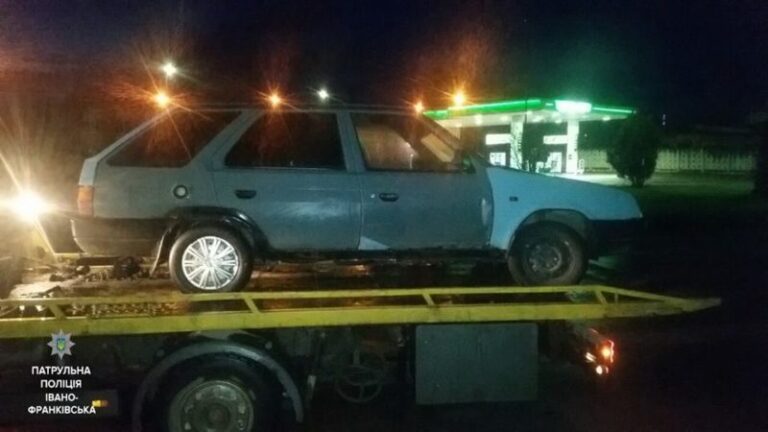 Патрульні евакуювали автомобіль водія, якого вісім разів штрафували