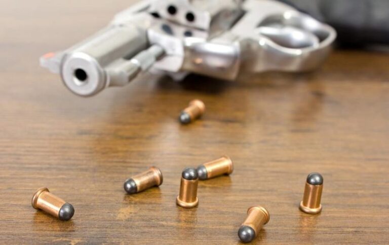 Патрульні затримали франківця, який хвалився зброєю у громадському місці
