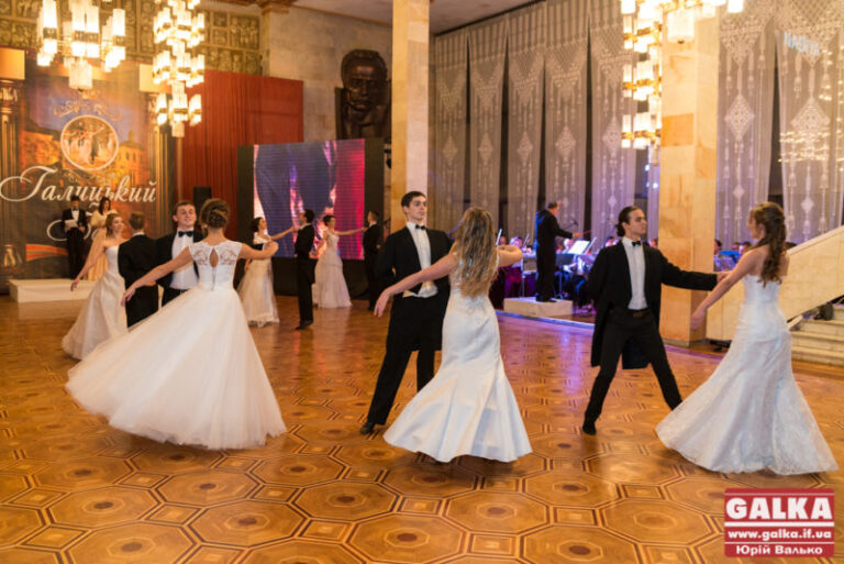 Вишукано та красиво. У Франківську відбувся Галицький бал (ФОТОРЕПОРТАЖ)