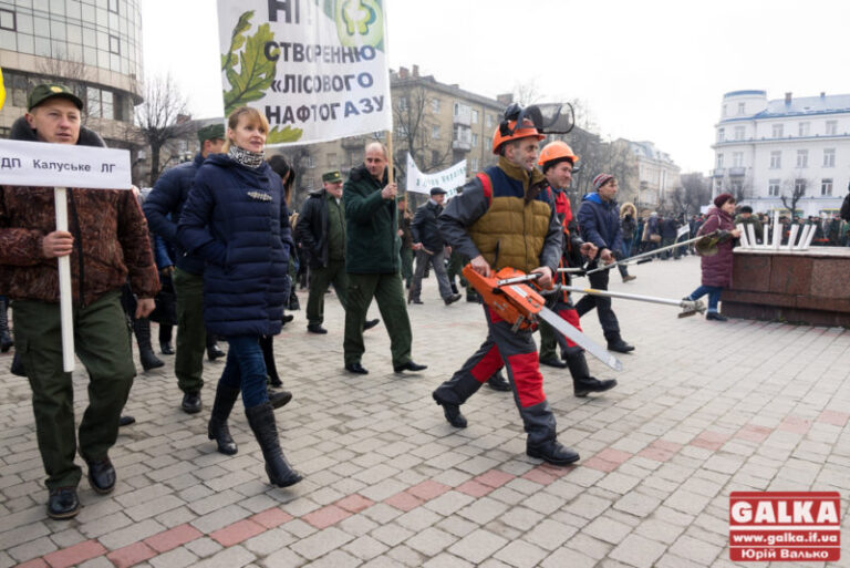 Ні – стратегії розвалу. Лісівники області пішли з бензопилами на будинок влади (ФОТО)