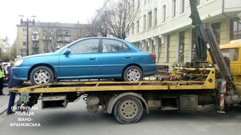 На франківця з інвалідністю склали постанову, бо на його машині не було спеціальної наліпки