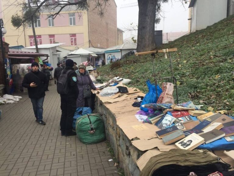 Інспектори влаштували рейд на стихійних торговців на Низовій (ФОТО)