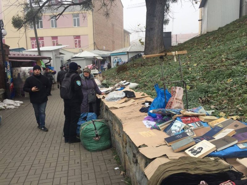 Інспектори влаштували рейд на стихійних торговців на Низовій (ФОТО)