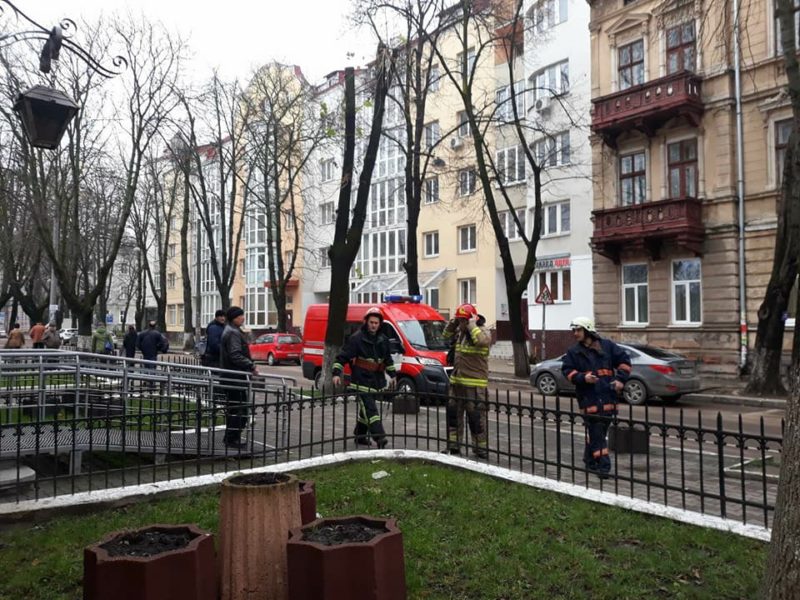 Рятувальники тренувались гасити пожежу у третій поліклініці (ФОТО)
