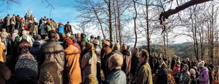 На карпатській скелі встановили двометрову статую Діви Марії