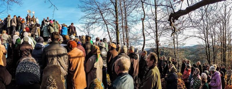 На карпатській скелі встановили двометрову статую Діви Марії
