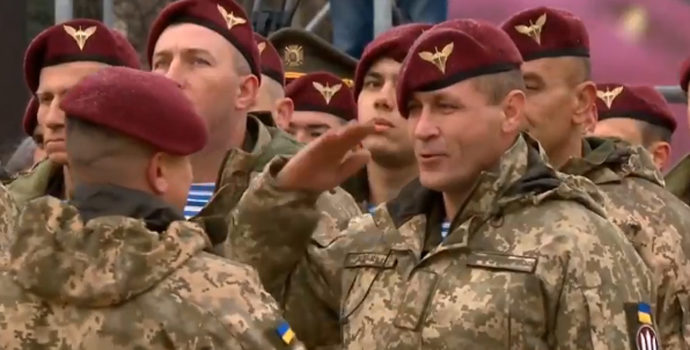Порошенко вирішив змінити колір беретів десантників на “криваві” і перейменував ВДВ