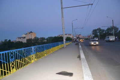 На Пасічній горить високовольтний кабель – поліція перекрила міст (ФОТО)