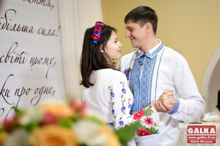 500 шлюб за добу уклали у франківській ратуші (ФОТО)