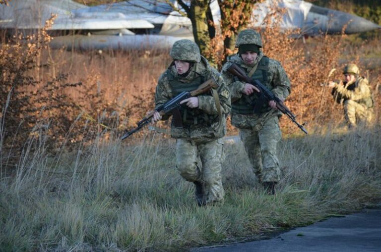 Військові затримали нетверезого чоловіка на аеродромі