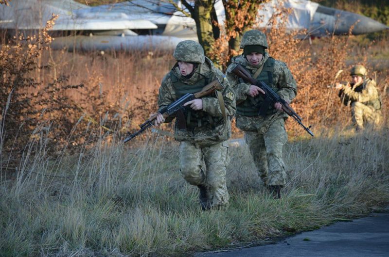 Військові затримали нетверезого чоловіка на аеродромі