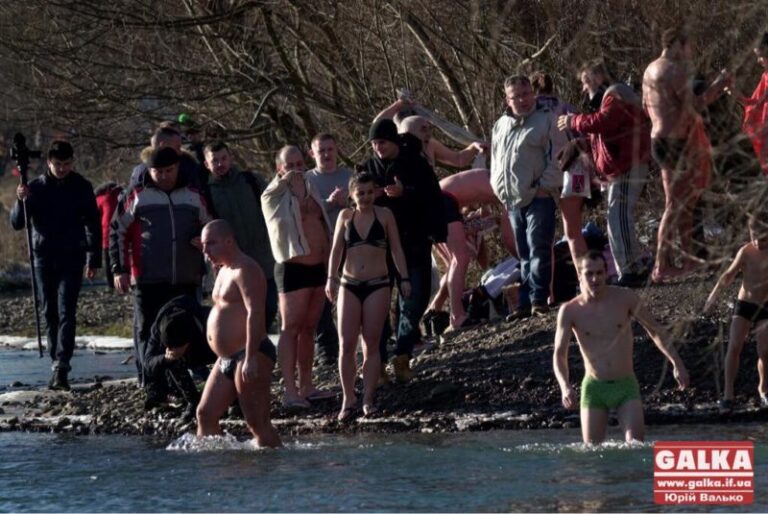 На Водохреща у Франківську пірнали у воду на річці близько трьох тисяч людей
