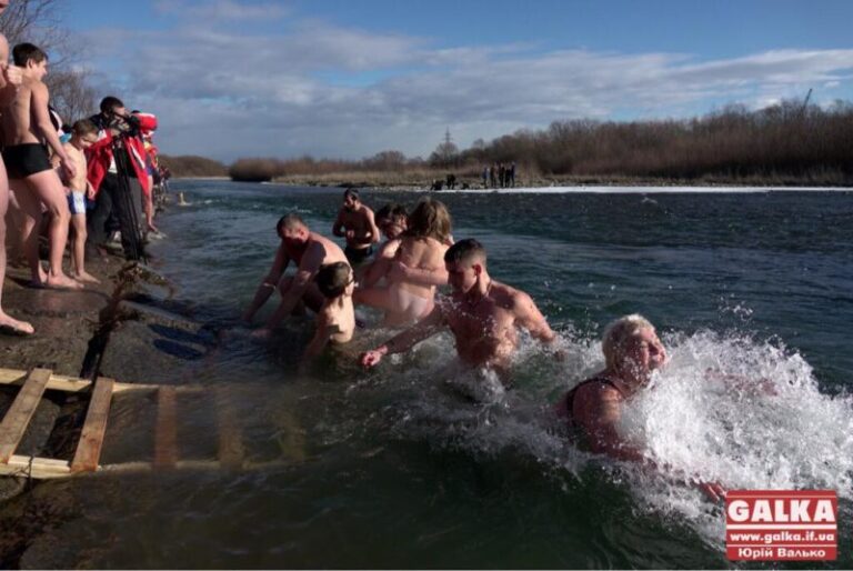 На Водохреща сотні франківців занурилися у холодну Бистрицю (ФОТО)