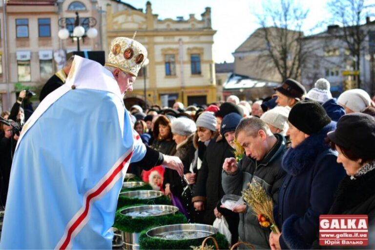 На Йордана у центрі міста священики різних конфесій освятили воду (ФОТО)