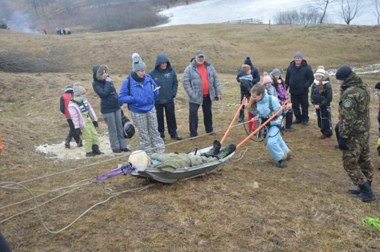 На Франківщині діти з різних куточків України вчаться діяти при надзвичайних ситуаціях взимку (ФОТО)